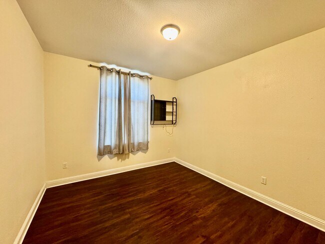 Building Photo - Beautiful 3 Bedroom 2 Bath Home in Los Banos FOR RENT!