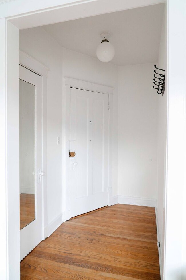 Building Photo - Southport Corridor - 1 Bed / 1 Bath - Heat Included