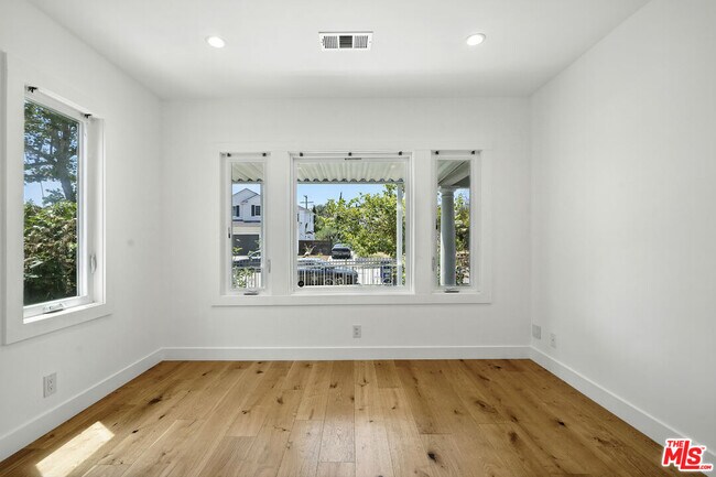 Building Photo - 1054 S Plymouth Blvd