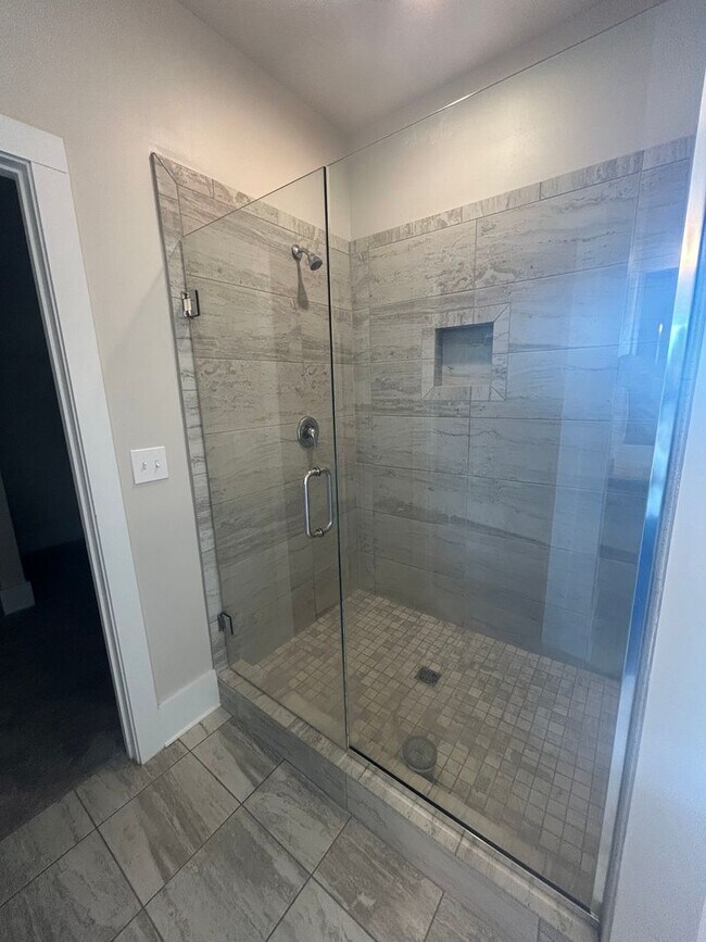 Building Photo - LIMITED TIME DEAL! $350 OFF FIRST MONTH RENT