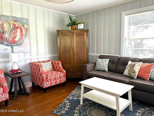 Building Photo - 1323 3rd St