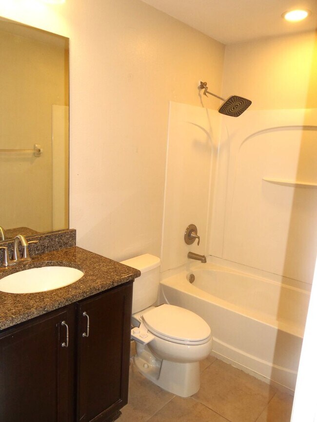 Building Photo - 4 bedroom, 2.5 bath, 1 car garage townhouse