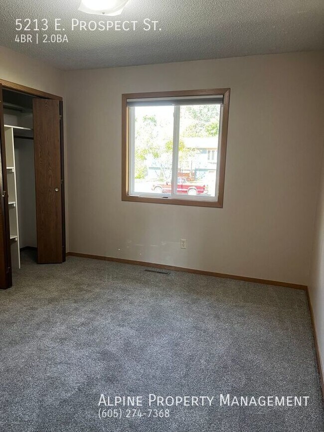 Building Photo - Newly Renovated 4 Bed/2 Bath East Side Ran...