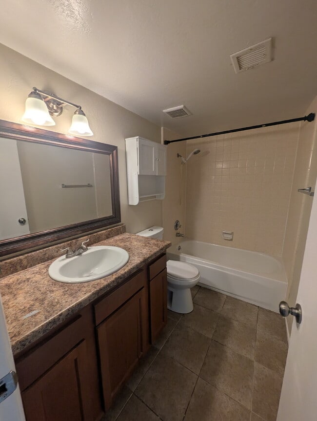 Building Photo - Move in Ready 2 bedroom