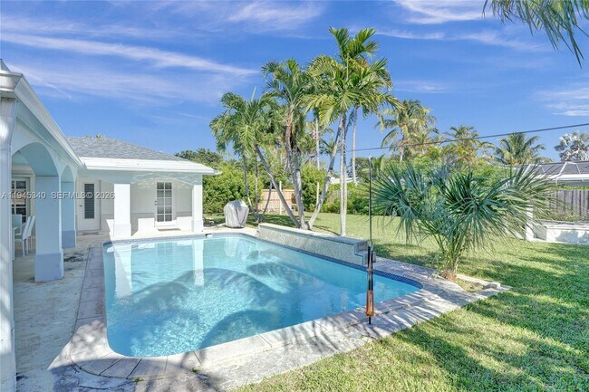 Building Photo - 280 NE Spanish Ct