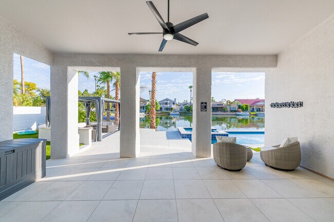Building Photo - 1710 E Queen Palm Dr