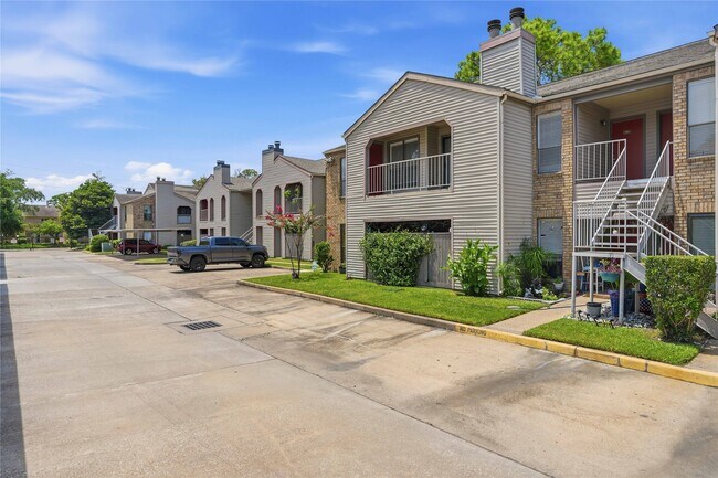 Building Photo - 2025 Augusta Dr
