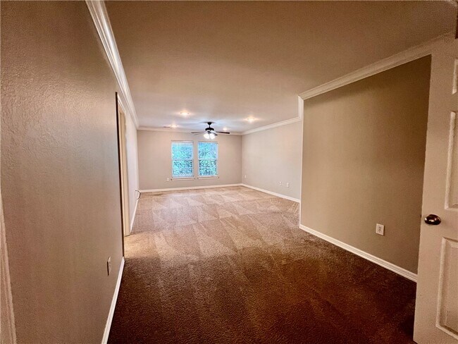 Building Photo - 564 S Pierremont Dr