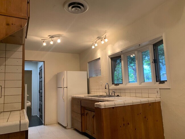 Building Photo - Two story home, convenient location, 2950 sf