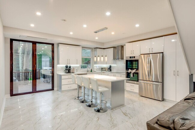 Building Photo - 2135 Rosemont Dr