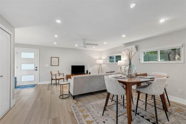 Building Photo - 228 E Harding St