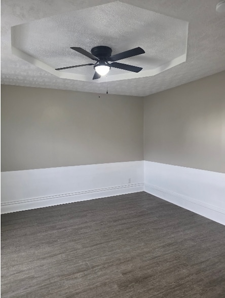 Building Photo - 492 E Markison Ave