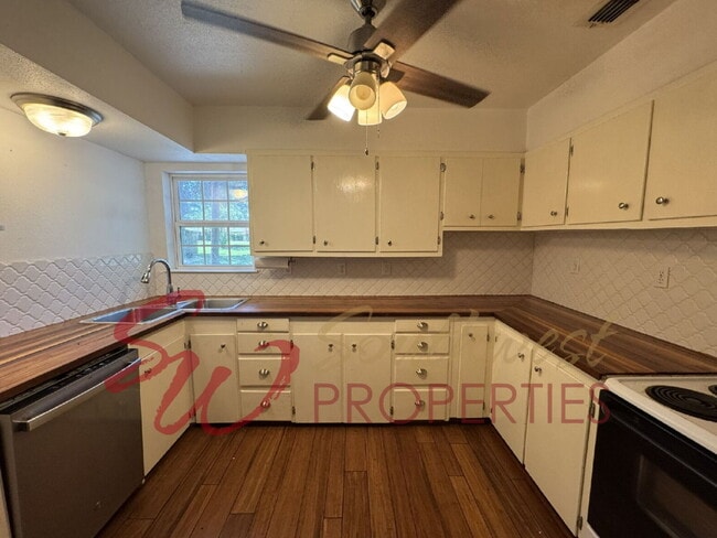 Building Photo - 4 Bedroom 2 Bath with Retro Flair!