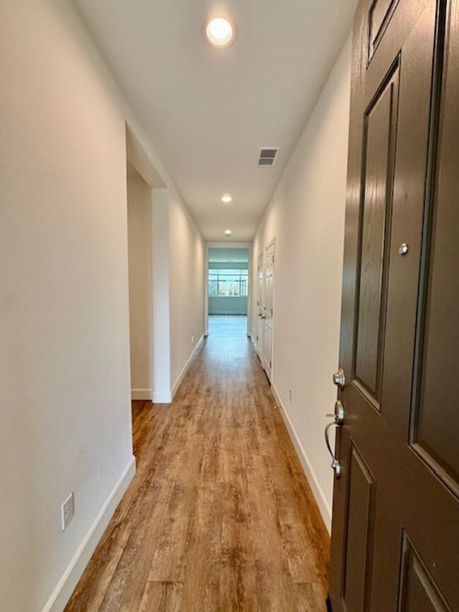 Building Photo - 3 Bedroom 2 Bathroom in SE Visalia!