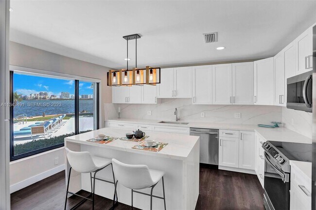 Building Photo - 9101 N Bayshore Dr