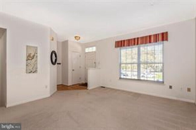 Building Photo - WELL MAINTAINED TOWNHOUSE WITH ONE CAR GARAGE, DECK,