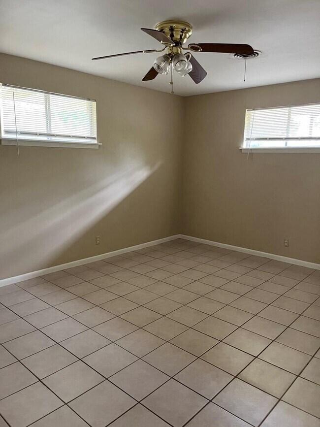 Building Photo - 612 Bluebonnet Dr