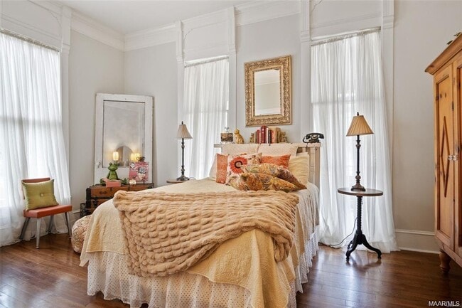 Building Photo - 345 S Washington St