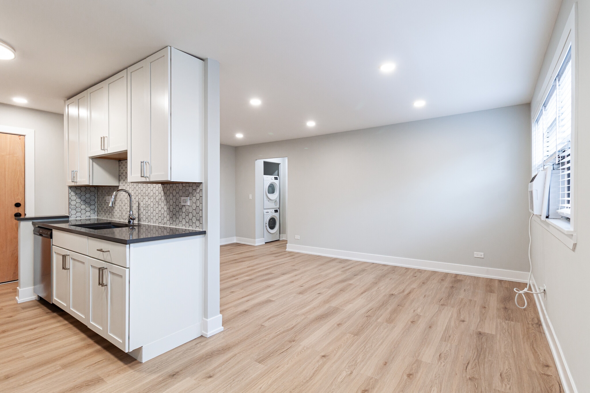 Building Photo - 520 W Aldine Ave