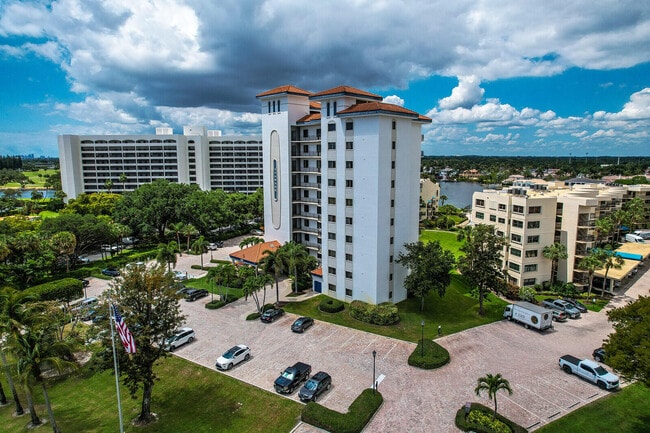 Building Photo - 370 Golfview Rd