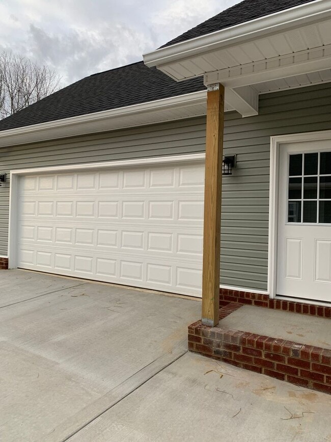 Building Photo - Alcoa 37701 - COMING SOON! 3 bedroom, 2 bath home - Contact Troy Adams (865) 233-6949