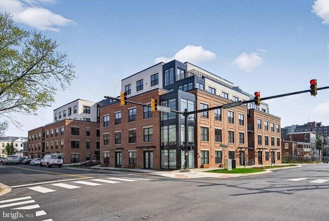 Building Photo - 811 S Columbus St