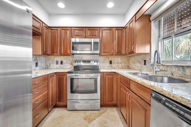 Building Photo - 2400 NE 36th St