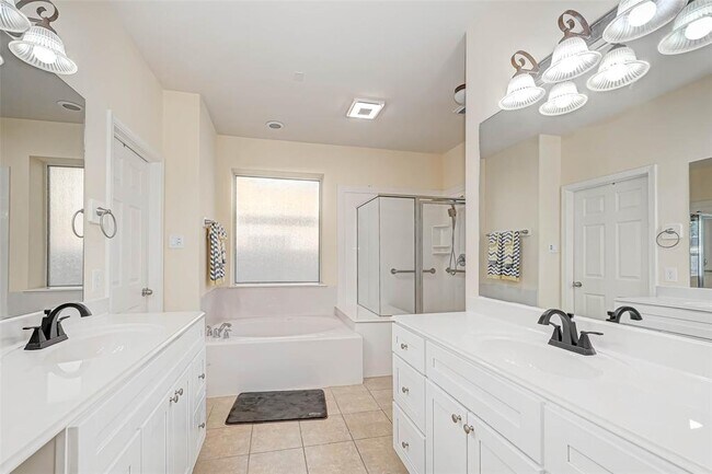 Building Photo - 618 Silver Creek Cir