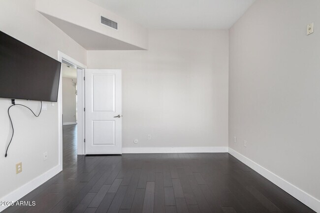 Building Photo - 945 E Playa Del Norte Dr
