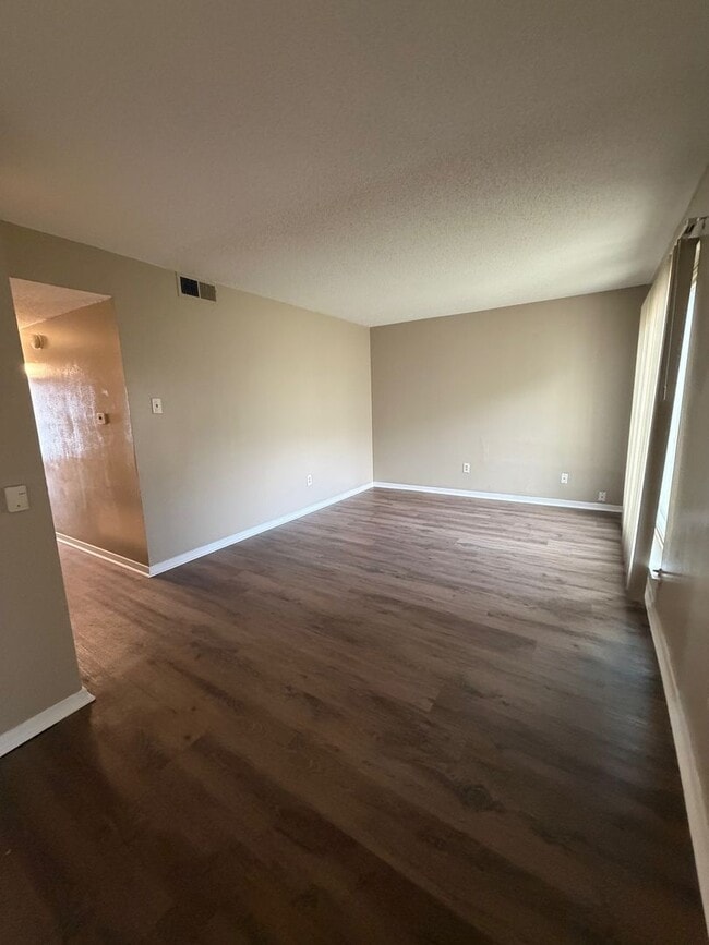 Building Photo - 2 bed 2 bath apartment | Hickory Hill