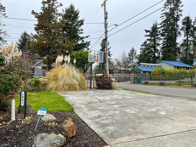 Building Photo - 4 br, 2 bath House - 1002 43rd St NW -
