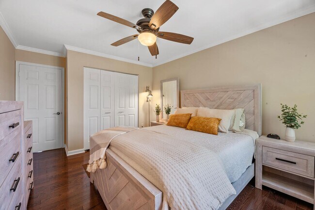 Building Photo - 4 Bedroom, 3.5 Bath Furnished Townhouse Available