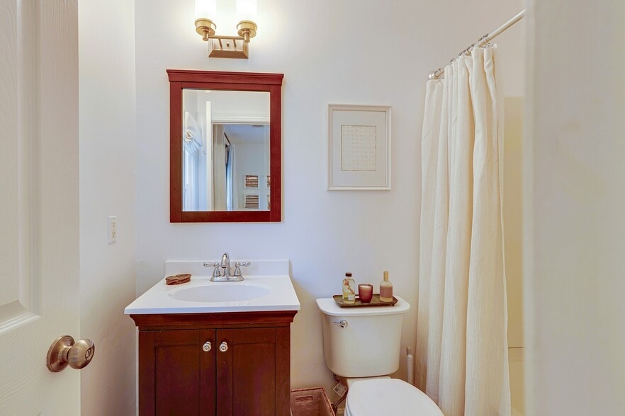 Back Bedroom Bath - 2664 Dilworth Heights Ln