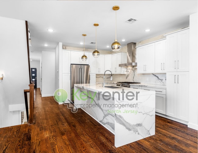 Building Photo - Modern 4-Bedroom, 4-Bath Home – Luxury Liv...