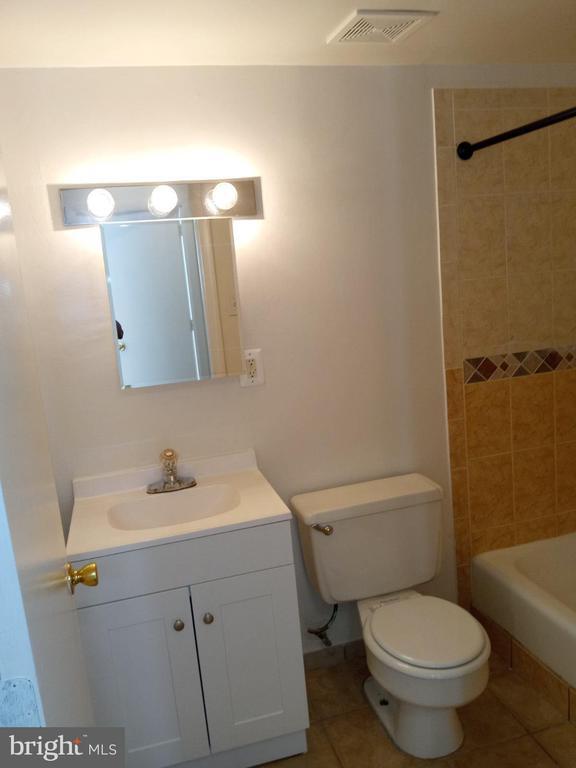 Building Photo - 7613 Fontainebleau Dr