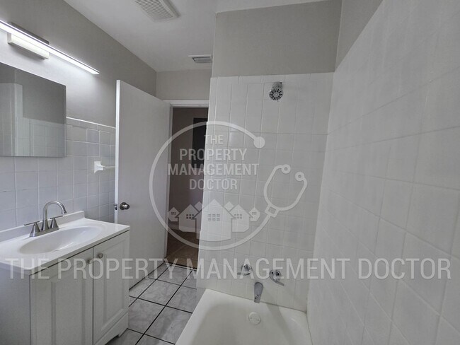 Building Photo - Spacious 4BR Tampa Home | Huge Fenced Backyard & Fresh Updates Throughout