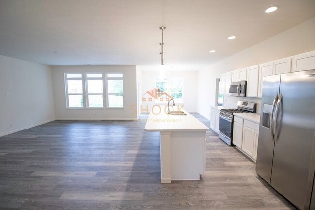 Building Photo - MODERN 3BR HOME IN BLACKTHORNE