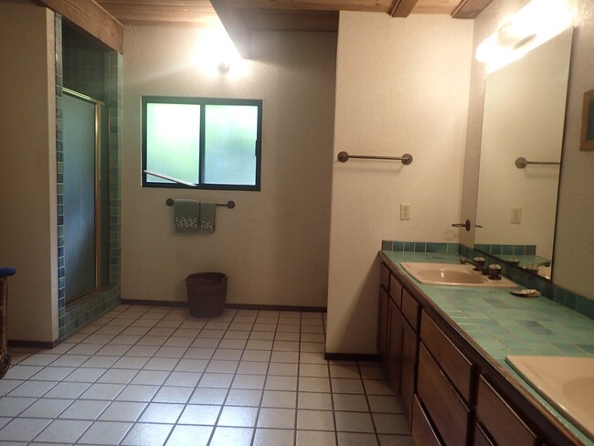Building Photo - Very private, gated, mostly furnished Maui...