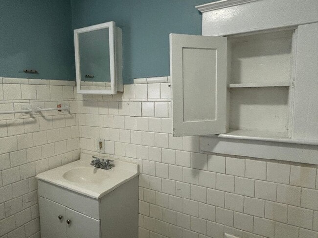 Building Photo - AVAILABLE NOW! Charming 3-Bed, 1-Bath Historic Duplex in Indianapolis!