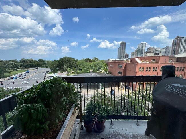 Building Photo - 1660 N La Salle Dr