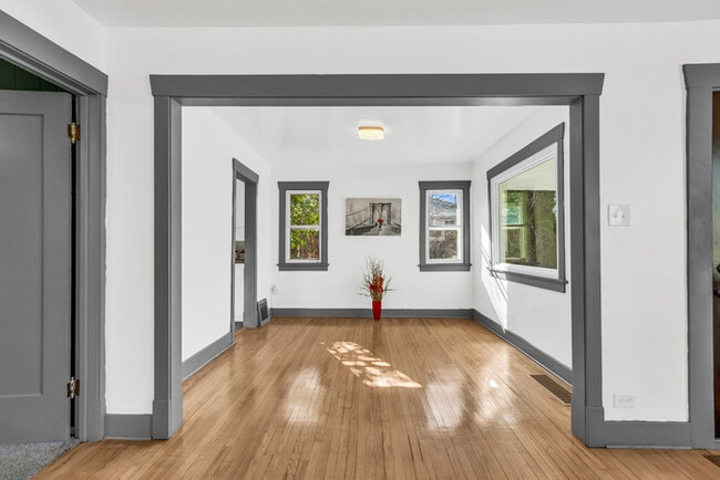 Building Photo - Beautiful Sugarhouse 3 Bedroom!