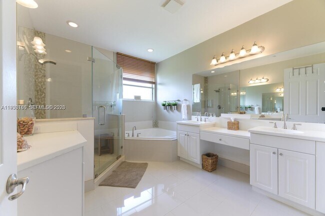 Building Photo - 250 SW Walking Path