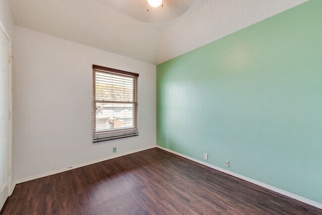 Building Photo - 220 High Pointe Ln