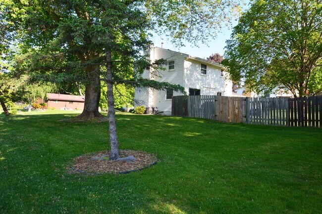 Building Photo - Beautiful 3-Bed 3-Bath Home in Golden Valley - Available 6/1!
