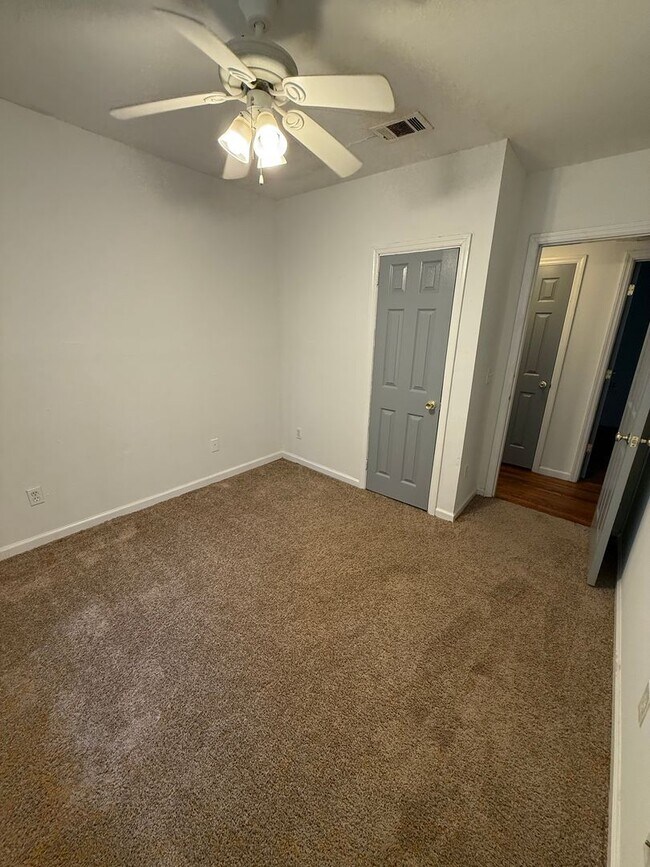 Building Photo - 4 Bed 2 Bath House with Bonus Room and Fen...