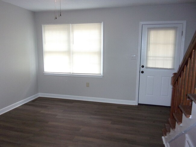 Building Photo - Renovated 2 Bedroom 1 1/2 Bath Townhome - ...