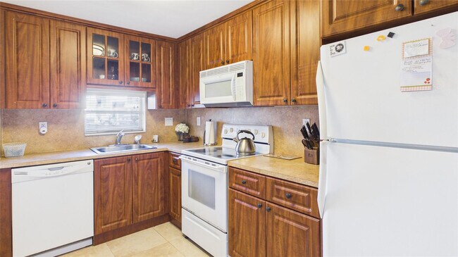 Building Photo - 381 S Hollybrook Dr