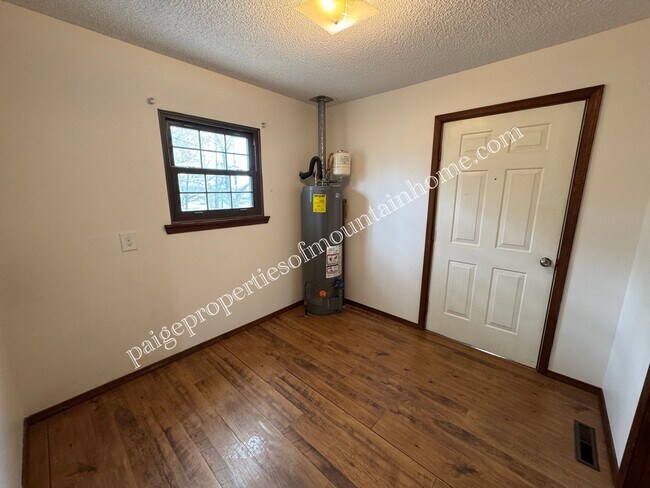 Building Photo - 3 Bedroom, 1 Bath Home on a Corner Lot