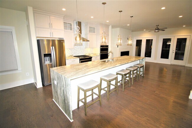 Building Photo - Elegant 3 Bedroom 2 Full 2 Half Bath Townhome in Ashburn