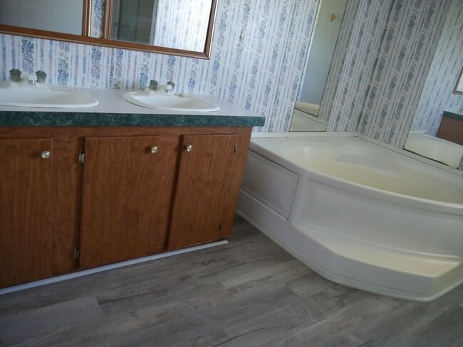 Building Photo - Adorable mobile home in Quitman